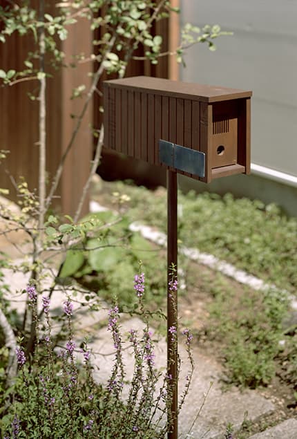 <p>「mail box」 2011年 建築外壁杉材 photo©︎Kai Nakamura</p> 