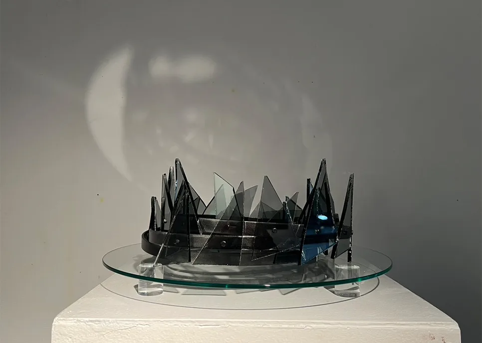 <p>《the edge》2023. glass, iron. Φ23×15cm.</p> 